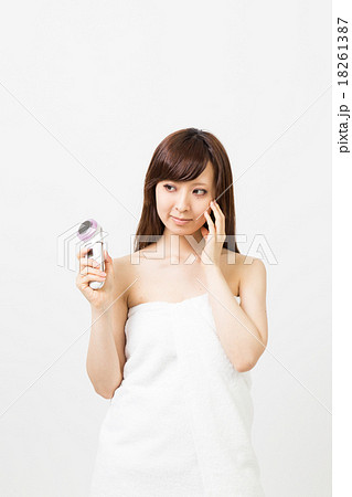 美顔器と女性 美顔器と女性 18261387