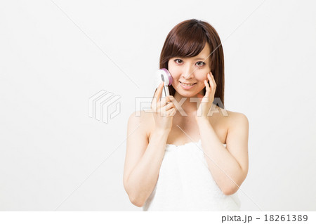 美顔器と女性 美顔器と女性 18261389