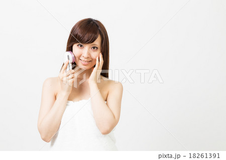 美顔器と女性 美顔器と女性 18261391