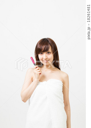 美顔器と女性 美顔器と女性 18261481