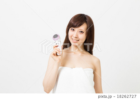 美顔器と女性 18262727