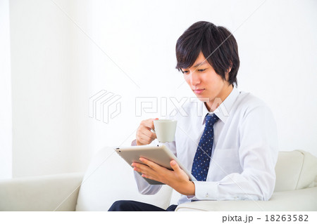 男性 ビジネスマン 朝 情報収集 タブレット端末 出勤前 手元 白背景 ホワイトバック 仕事 家 男性 ビジネスマン 朝 情報収集 タブレット端末 出勤前 手元 白背景 ホワイトバック 仕事 家 18263582