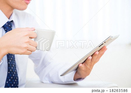 男性　ビジネスマン　朝　情報収集　タブレット端末　出勤前　手元　白背景　ホワイトバック　仕事　家 18263586