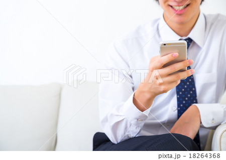 男性 ビジネスマン 携帯電話 手元 パーツモデル 携帯電話で検索 情報収集 白背景 ゲームの写真素材