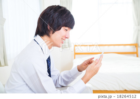 男性　ビジネスマン　携帯電話　手元　携帯電話で検索　情報収集　白背景　インターネット　FX　ゲーム 18264512