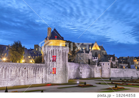 Medieval wall in historical city Vannes 18264858
