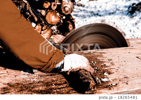 Man working with circular saw blade 18265481