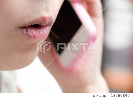 スマートフォンで話す女性 18266840