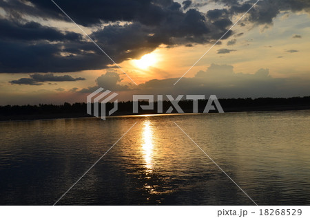 カンボジア クラチェ メコン川と夕日と船 カンボジア クラチェ メコン川と夕日と船 18268529