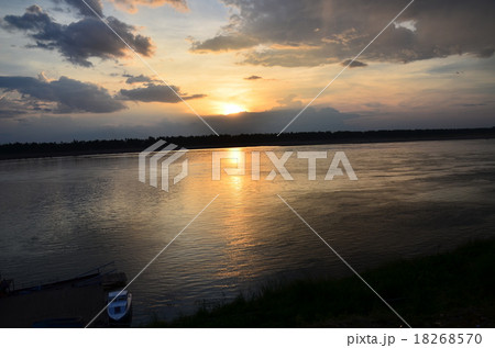 カンボジア クラチェ メコン川と夕日 カンボジア クラチェ メコン川と夕日 18268570