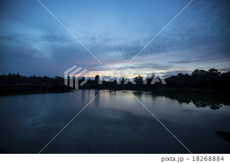 カンボジア　アンコールワット　日の出 18268884