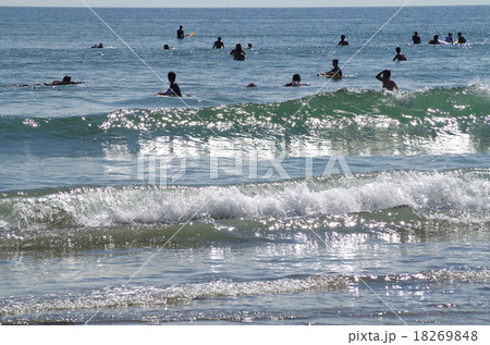 和歌山市磯の浜で波と遊ぶ人々 和歌山市磯の浜で波と遊ぶ人々 18269848