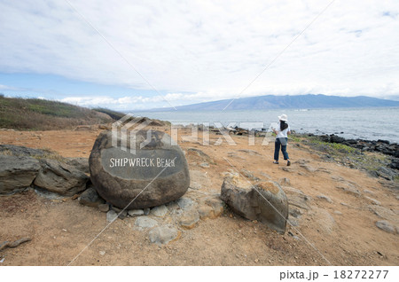 Kaiolohia Beach(Shipwreck Beach)と女性、ラナイ島、ハワイ Kaiolohia Beach(Shipwreck Beach)と女性、ラナイ島、ハワイ 18272277