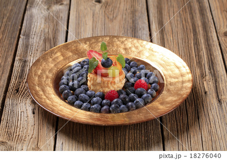 Custard filled vol-au-vent and fresh blueberries Custard filled vol-au-vent and fresh blueberries 18276040
