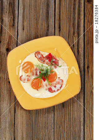 Ham and eggs 18276384