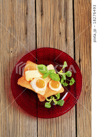 Fried eggs and toast 18276493