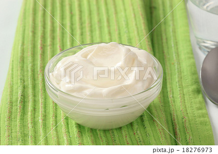 Bowl of cream 18276973