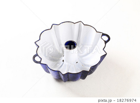 Bundt cake pan 18276974