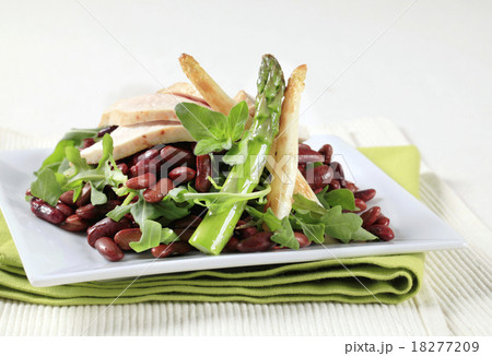 Chicken breast with red beans and arugula 18277209