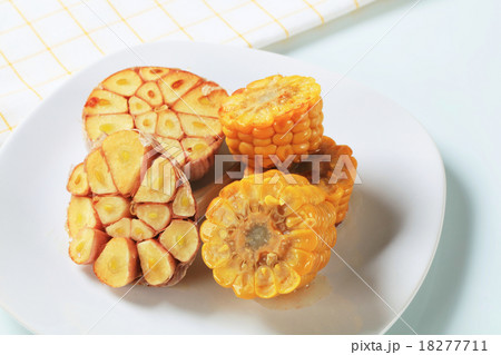 Corn on the cob and garlic 18277711