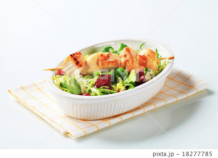 Chicken skewer and salad mix 18277785