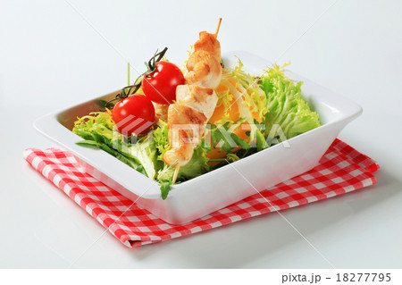 Chicken skewer with salad greens 18277795
