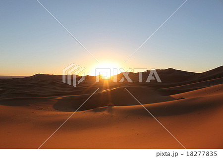 サハラ砂漠の朝日 サハラ砂漠の朝日 18277835