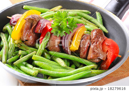 Liver skewer with green beans 18279616