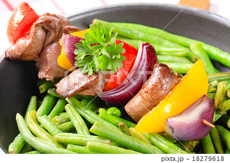 Liver skewer with green beans 18279618