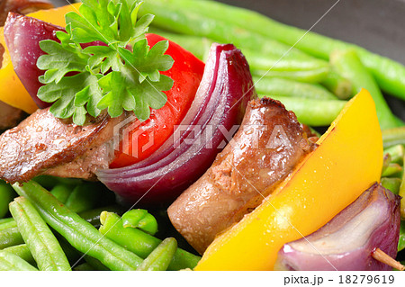 Liver skewer with green beans 18279619