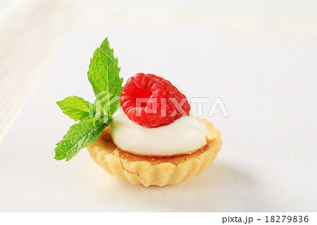 Creme brulee tartlet Creme brulee tartlet 18279836