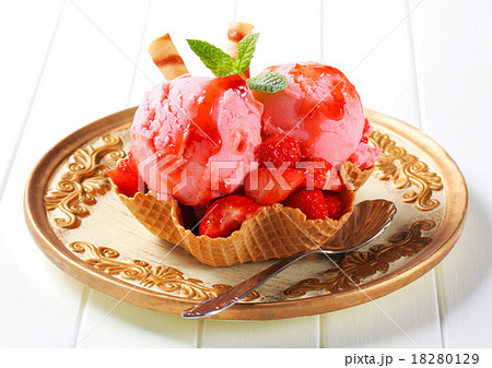 Ice cream with strawberries in wafer bowl 18280129