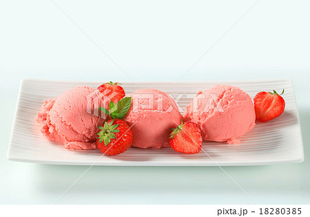 Strawberry ice cream 18280385