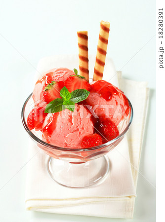Strawberry ice cream sundae 18280391