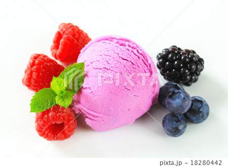 Fruit ice cream with fresh mixed berries Fruit ice cream with fresh mixed berries 18280442