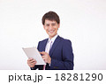 タブレットを見るビジネスマン 18281290