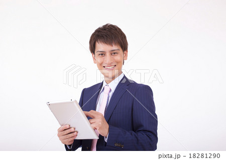 タブレットを見るビジネスマン タブレットを見るビジネスマン 18281290