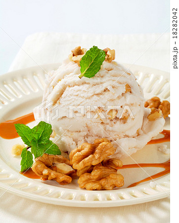 Walnut ice cream with caramel sauce 18282042
