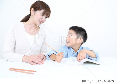 勉強をする子供と女性 18283079