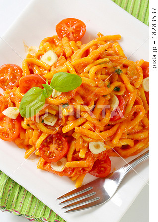 Spaetzle in garlic tomato sauce Spaetzle in garlic tomato sauce 18283537
