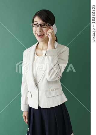 電話中の女性 電話中の女性 18283805