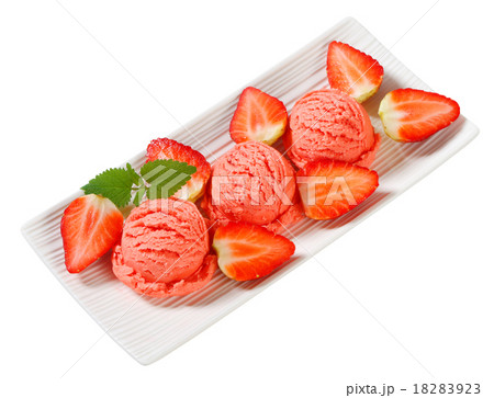 Strawberry sherbet with fresh strawberries 18283923
