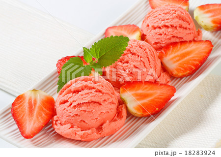 Strawberry sherbet with fresh strawberries 18283924