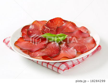 Thin-sliced marinated beef 18284299