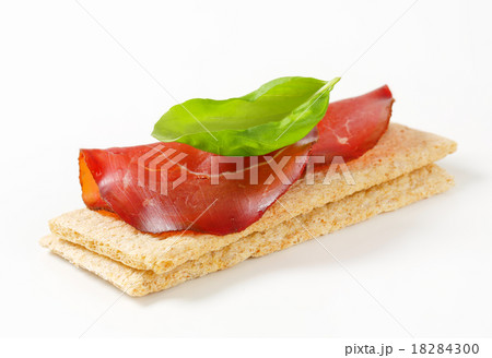 Whole grain crisp bread with smoked beef 18284300