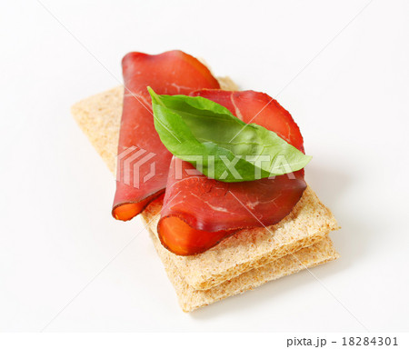 Whole grain crisp bread with smoked beef 18284301