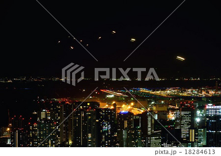 東京のビル群の夜景　 18284613