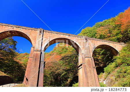 碓氷峠めがね橋紅葉 18284773