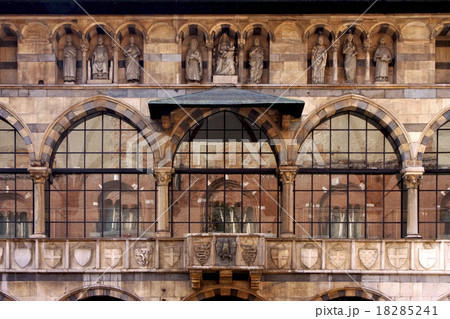 reflex of piazza dei mercanti 18285241