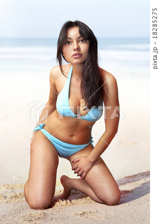 woman on sandy beach l woman on sandy beach l 18285275